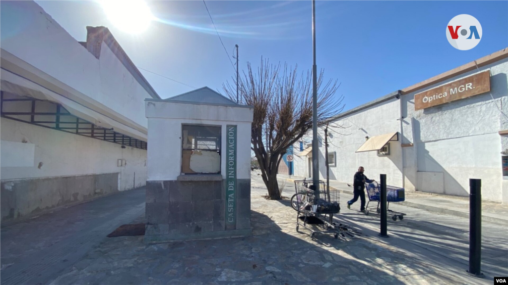 Una caseta de informaci&#243;n abandonada en Ciudad Ju&#225;rez. 