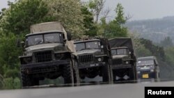 Magari ya kijeshi yaendelea kutumia barabara, katikati ya uvamizi wa Russia huko Ukraine, katika Mkoa wa Donetsk.