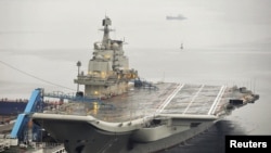中国第一艘航空母舰辽宁号在大连港（2012年9月）