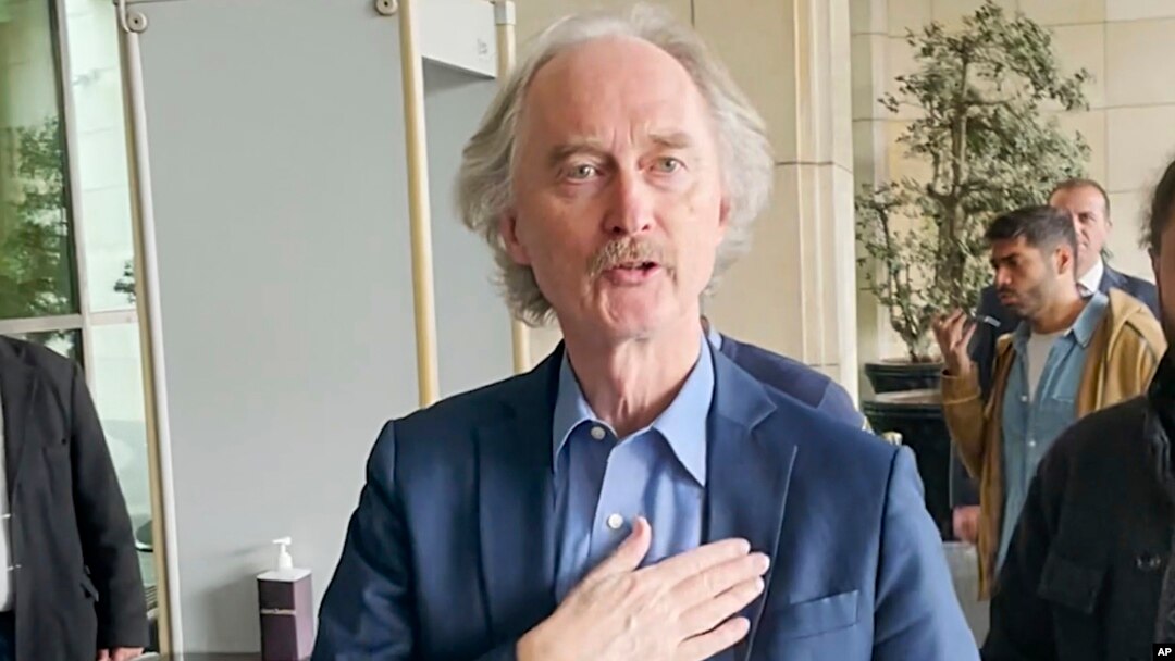ARCHIVO - Esta captura de pantalla de un video proporcionado el domingo 15 de diciembre de 2024 muestra al enviado especial de las Naciones Unidas a Siria, Geir Pederson, hablando con periodistas a su llegada a Damasco.