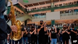 身着黑色T恤的示威者在香港一家商场抗议禁蒙面法。（2019年10月13日）