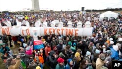 2013年，反对修建Keystone XL输油管道的民众聚集在华盛顿国家广场进行抗议活动，要求奥巴马总统拒绝铺设这条从加拿大到美国的输油管道。
