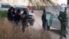 Menores no acompañados y familia inmigrante hablan con la VOA, mientras son procesados por la Patrulla fronteriza en el Valle del Río Grande