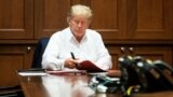 UMongameli Donald J. Trump usebenza ngesikhathi egula esibhedlela seWalter Reed National Military Medical Center eBethesda kwele Melika., Oct. 3, (Official White House photo by Joyce N. Boghosian)