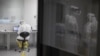 ARHIVA - Zaposleni u laboratoriji za analizu uzoraka na kovid 19 "Vatreno oko"