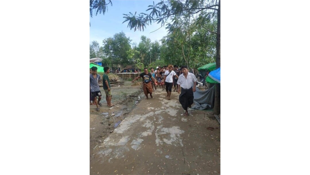 ရခိုင်ပြည်နယ် ရသေ့တောင်အနီး ပစ်ခတ်မှုတွေအတွင်း ထိခိုက်ဒဏ်ရာရသူတဦးကို သယ်ဆောင်နေတဲ့ မြင်ကွင်း။ (ဓာတ်ပုံ - ကိုဘက္ကာ)