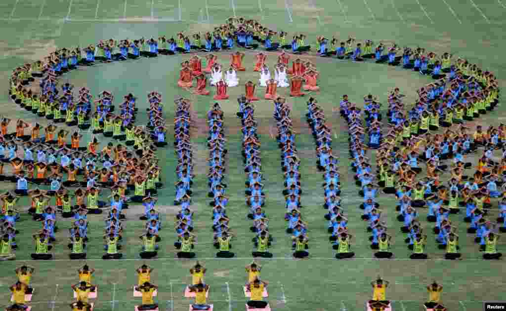 在2016年的世界瑜伽日前夕，印度学生进行瑜伽彩排。2014年，联合国通过了印度驻联合国大使提交的方案，将每年的6月21日定为&ldquo;国际瑜伽日&rdquo;。在2015年6月21日第一届国际瑜伽日的庆祝活动中，莫迪总理亲自带领来自全球84个国家的3万5千多名瑜伽爱好者，在新德里举行了声势浩大的集体瑜伽练习活动，参加人数和代表国家的数目创下了这类活动的吉尼斯记录。