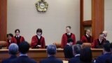 韩国宪法法院代理院长文炯培及其他法官2025年2月18日审理韩国总统尹锡悦的弹劾案。
