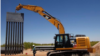 Foto de archivo, del 23 de abril de 2018, de la construcción del muro fronterizo desde el lado mexicano en San Jerónimo, en las afueras de Ciudad Juárez. 