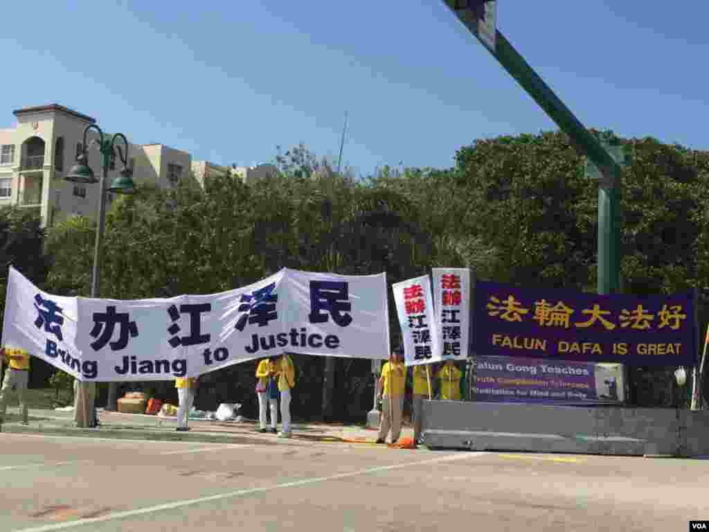 在美国总统川普和中国主席习近平会面之前，在习近平一行将入住的佛罗里达州棕榈滩水棕榈滩度假村（Eau Palm Beach Resort &amp; Spa） 旁边，有法轮功成员示威，宣扬法轮功，也打出&ldquo;法办江泽民&rdquo;的标语。这里没提欢迎习近平或者抗议习近平，也没提反对共产党。(美国之音莉雅拍摄)
