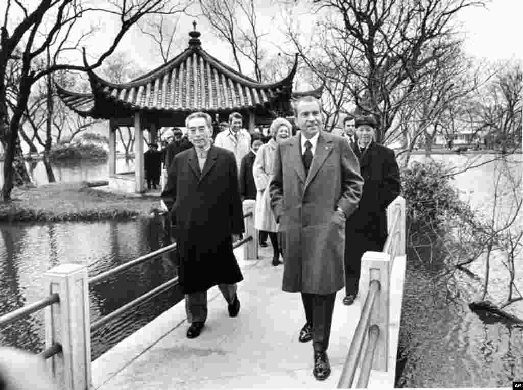 1972年2月26日中国总理周恩来陪美国总统尼克松游览杭州西湖。 尼克松和美国总统国家安全事务助理基辛格同周恩来、中国外交部副部长乔冠华在杭州刘庄（即西湖国宾馆）商定《中美联合公报》的文本。