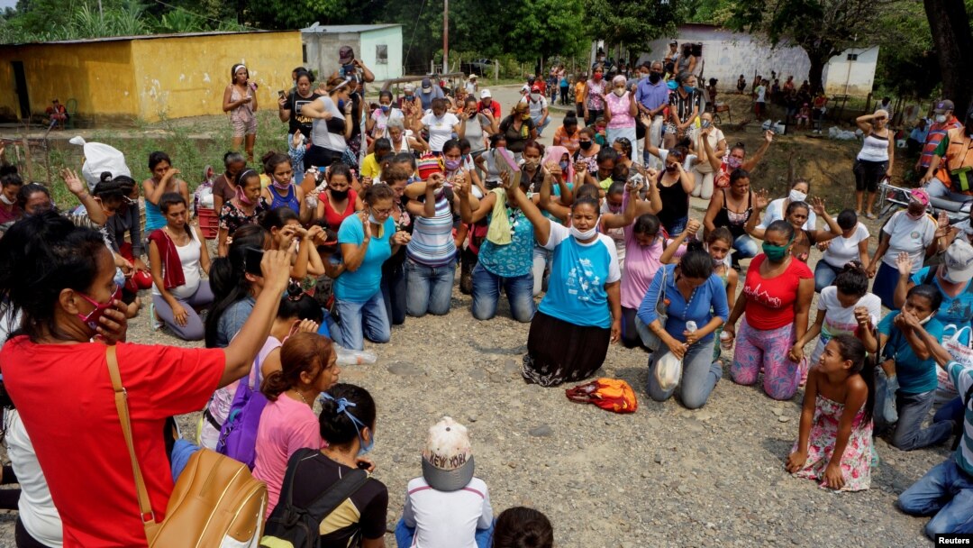 Familiares de reclusos protestan en el exterior de la penitenciaría de Los Llanos después de un motín carcelario que dejó decenas de muertos en medio de la pandemia de coronavirus en Guanare, Venezuela, el 2 de mayo de 2020.