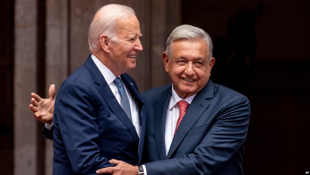 El presidente Joe Biden es recibido por el presidente mexicano Andrés Manuel López Obrador cuando en el Palacio Nacional en la Ciudad de México, México, el lunes 9 de enero de 2023. (Foto AP/Andrew Harnik)