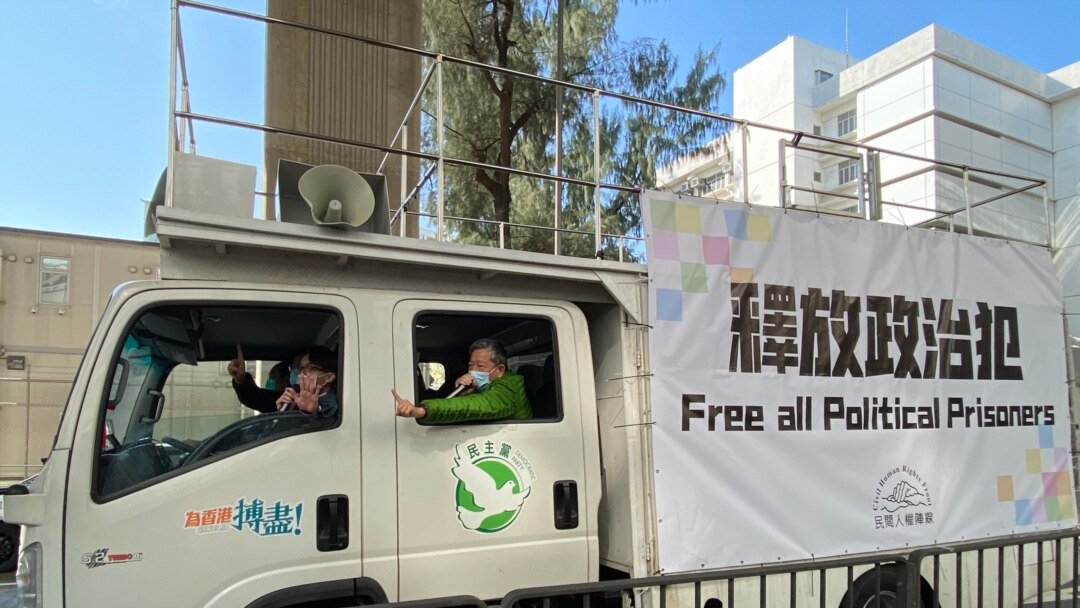 香港民間人權陣線發起2021年元旦車巡，要求當局釋放所有政治犯，民陣召集人陳皓桓（前座）及支聯會主席李卓人擺出反送中運動”五大訴求、缺一不可”的”五一手勢” （攝影：美國之音湯惠芸）