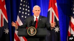 Pence puso fecha ahora finalmente a la llegada del portaaviones, aunque sin especificar.