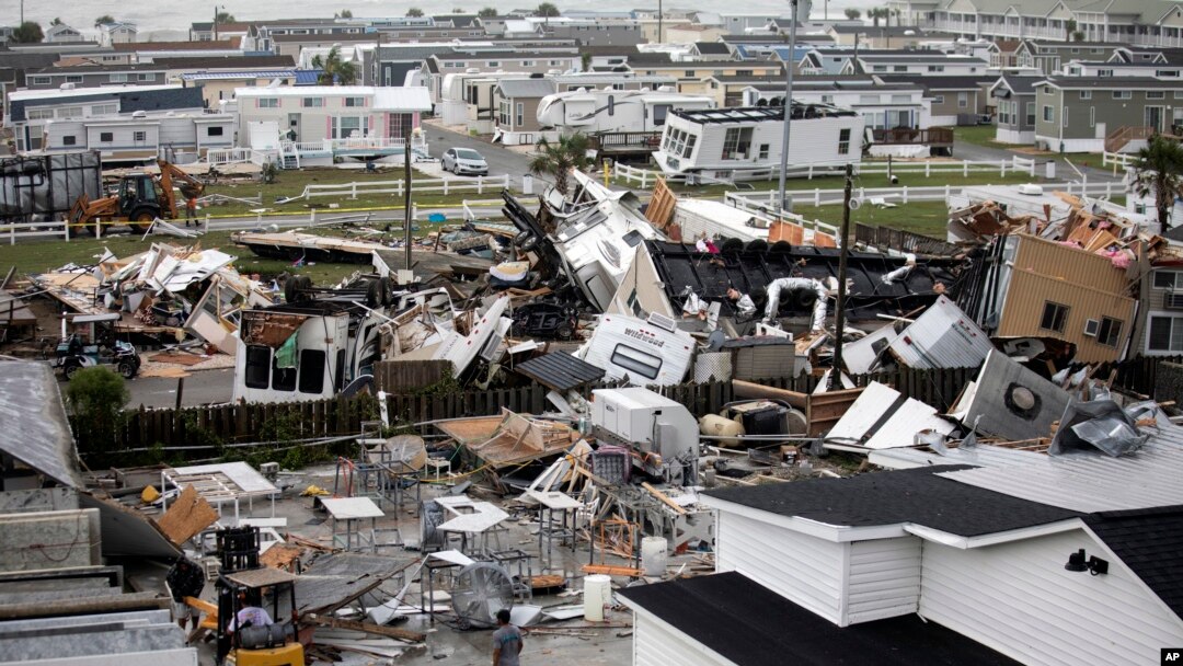 Casas móviles volcadas y escombros en un parque para esos vehículos en Emerald Isle, Carolina del Norte, el 5 de septiembre de 2019., después que un posible tornado causado por el huracán Dorian, pasó por el área. Foto: Julia Wall/The news & Observer vía AP.