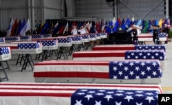 Cajas con restos que se cree pertenecieron a militares estadounidenses que cayeron en la Guerra de Corea, son vistos en la Base Conjunta Pearl Harbor-Hickam, Hawai, el miércoles 1 de agosto de 2018, durante una ceremonia para marcar su llegada.
