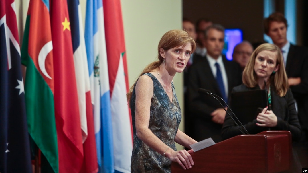 La embajadora de Estados Unidos ante la ONU, Samantha Power, habla durante una conferencia de prensa luego de la presentación del informe de la ONU sobre Siria.