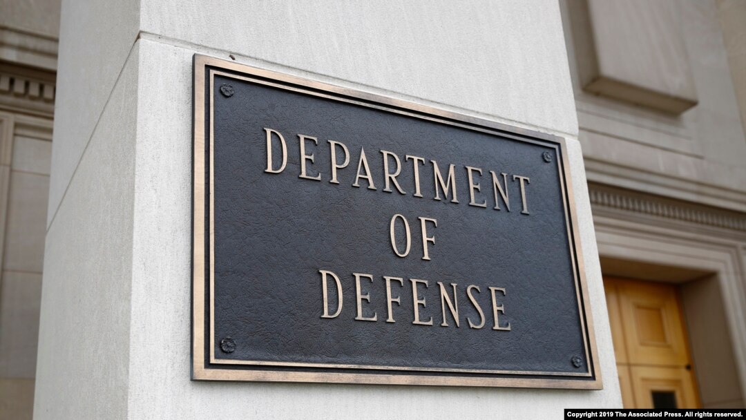 ARCHIVO - Una fotografía muestra un letrero del Departamento de Defensa en el edificio del Pentágono, en Arlington, Virginia, en las afueras de Washington, el 19 de abril de 2019.