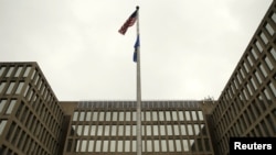 美国联邦人事管理局大楼前美国国旗飘扬