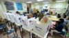 Un grupo de ciudadanos ejerce el voto en un centro electoral de Los Ángeles durante los comicios legislativos del 6 de noviembre de 2018.