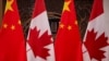 加拿大军方表示，在北极海域发现中国的监视浮标。图为加拿大总理特鲁多和中国国家主席习近平2017年12月5日在北京钓鱼台国宾馆举行会晤前树立起的两国国旗。