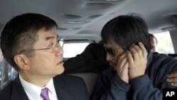 美国驻华大使骆家辉(左)5月2日乘车陪同陈光诚前往北京朝阳医院