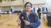 La inmigrante de origen hondureño Karla García, residente en Washington DC, trabaja en la Junta Electoral y habla sobre la labor de apoyo a los inmigrantes que votan por primera vez y de otras necesidades, el 30 de octubre de 2024 [Foto: Tomás Guevara, VOA]