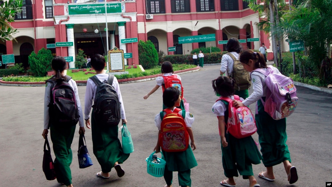 ကျောင်းတက်ဖို့သွားကြတဲ့ ကျောင်းသားတချို့ (ဇွန် ၀၁၊ ၂၀၁၂)