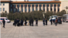 2019年3月15日，北京两会安保人员携警犬在人民大会堂前集合（美国之音叶兵拍摄）