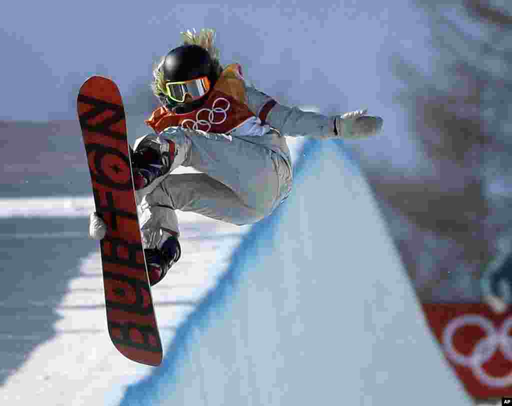 美国选手克洛伊&middot;金（Chloe KIM）2月13日在平昌冬奥会单板滑雪女子U型场地技巧项目比赛中纵身跳起。