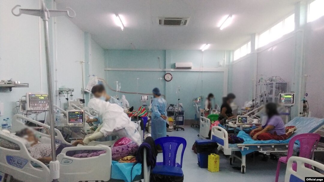 ဝေဘာဂီ အထူးကုဆေးရုံကြီးမှာ COVID-19 ရောဂါ အပြင်းအထန် ခံစားနေရသူတွေကို ဆေးဝါးကုသစောင့်ရှောက်မှုပေးနေတဲ့ ကျန်းမာရေးဝန်ထမ်းများ။ (ဒီဇင်ဘာ ၃၊ ၂၀၂၀။ ဓာတ်ပုံ -MOHS)