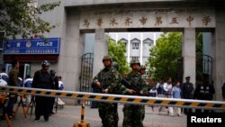 在2014年5月23日乌鲁木齐市发生自杀炸弹袭击后，中国武警在乌鲁木齐第五中学门前站岗（2014年5月23日）
