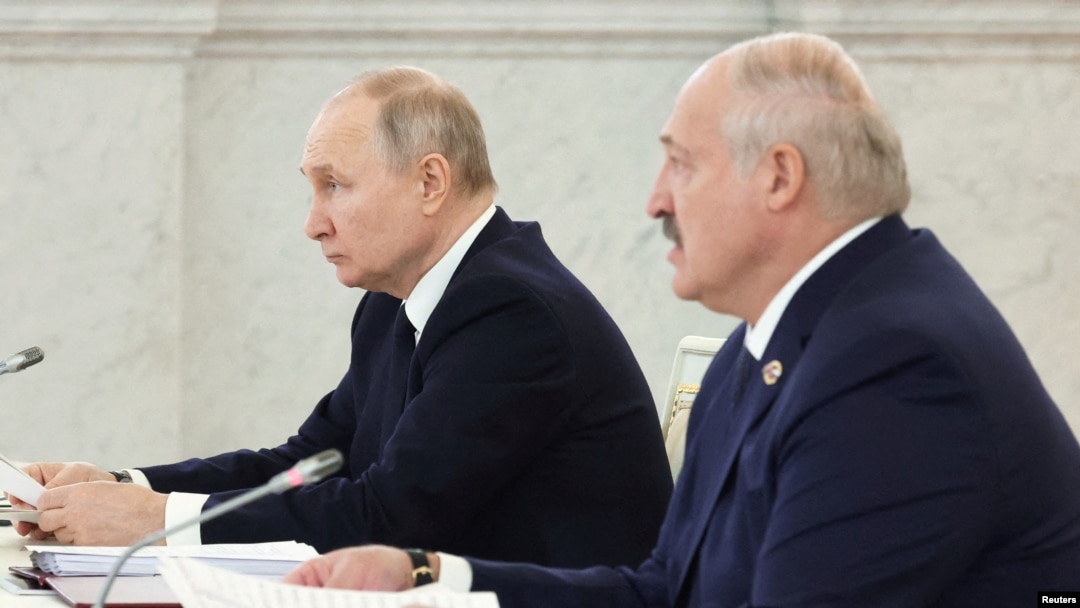 ARCHIVO: El presidente bielorruso, Alexander Lukashenko, (der) junto a su homólogo ruso Vladimir Putin (izq) durante una reunión en el Kremlin el 6 de abril de 2023.