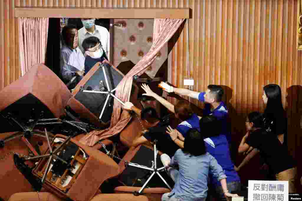 Lawmakers from Taiwan&#39;s ruling Democratic Progressive Party (DPP) scuffle with lawmakers from the main opposition Kuomintang (KMT) party, in Taipei, Taiwan.