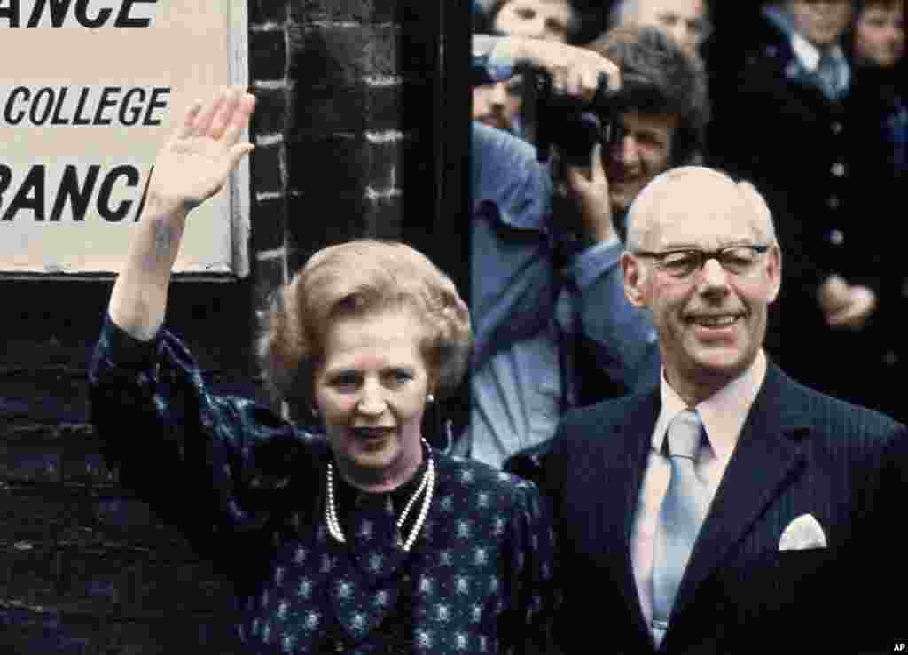 1983年6月9日，时任英国首相撒切尔夫人与她的丈夫丹尼斯在大选中投票后，离开伦敦威斯敏斯特投票站。