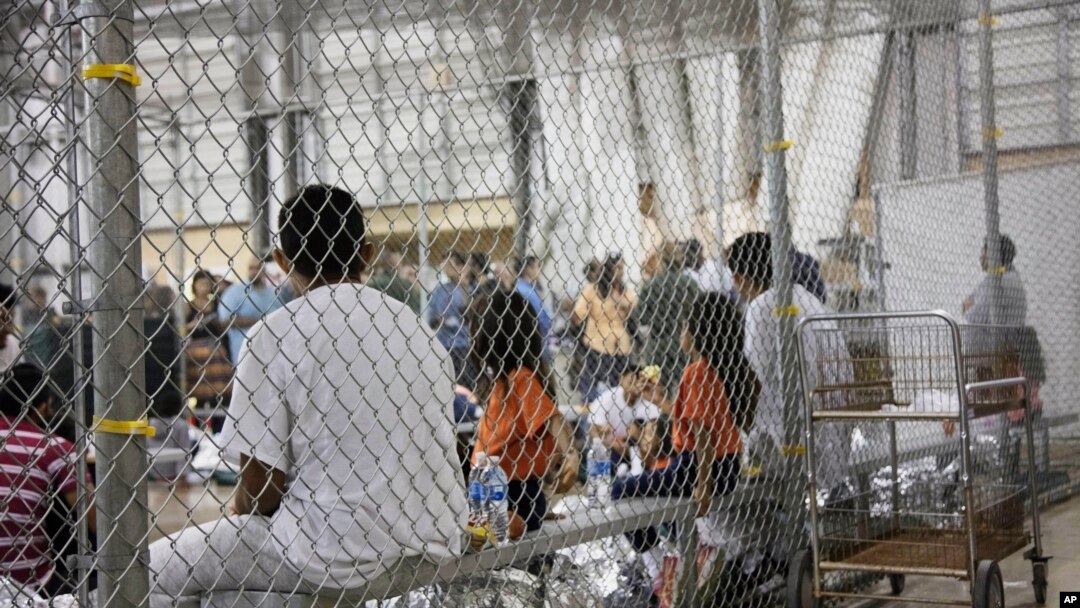 Jueza responde a quejas sobre niños que no reciben alimentación ni atención adecuada en los centros de detención. 