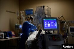 Arhhiva - Medicinsko osoblje zbrinjava pacijenta obolelog od Kovida 19, u Jedinici intenzivne nege u Providens mišn bolnici u Mišn Vijejhu,, Kalifornija, 25. januara 2022.