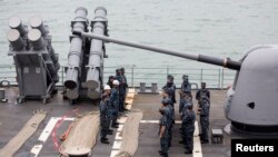 2013年11月12日，美国导弹巡洋舰安提顿号在香港前往菲律宾救灾之前海军官兵在甲板上集合的照片。