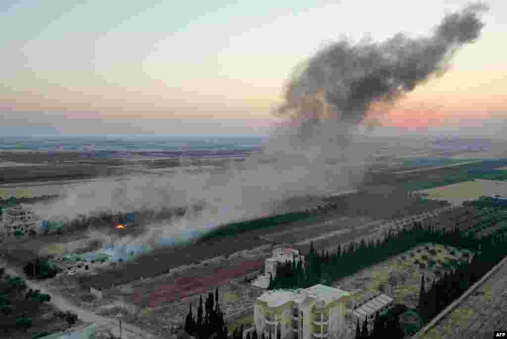 Smoke billows following airstrikes and shelling on the town of Binnish in Syria&#39;s rebel-controlled northwestern Idlib province.