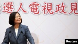 台湾总统、民进党总统候选人蔡英文在第二场电视政见辩论会后对媒体讲话。（2019年12月25日）