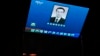 北京一个购物商场外的大屏幕播放中国前总理李克强逝世消息。(2023年10月27日）