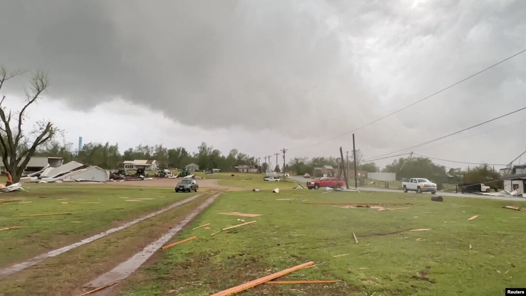 Una vista general de los daños causados por un tornado en Cole, Oklahoma, EEUU, el 19 de abril de 2023.