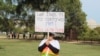 Una 'soñadora' muestra un cartel que reza "¡La última vez que estuve en mi país fue en 1989! Esta es mi casa" durante una protesta en Washington, D.C.