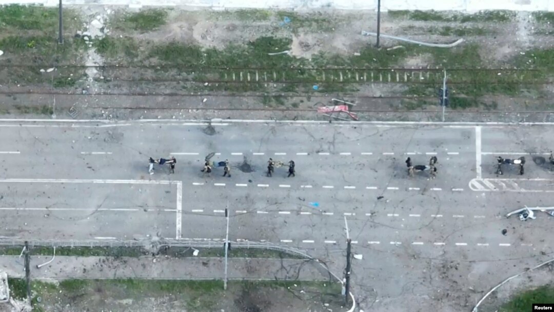 無人機拍攝的圖像顯示烏軍傷員躺在擔架上被抬出馬里烏波爾的亞速鋼鐵廠。(2022年5月17日)
