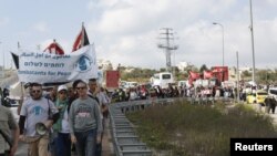 巴勒斯坦和以色列人在国际妇女节前在约旦河西岸城市伯利恒联手示威，呼吁为两个民族带来更好的未来。（2016年3月4日）