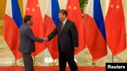 中国国家主席习近平在北京人民大会堂与来访的菲律宾总统杜特尔特握手。（2017年5月15日）
