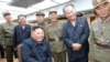 朝鲜官媒朝中社2019年8月11日发布朝鲜领导人金正恩观看新式武器试射的照片。