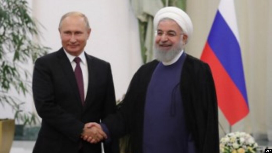 El presidente ruso, Vladimir Putin (izq.),y el presidente iraní, Hassan Rouhani, se dan la mano durante la reunión, en Teherán.