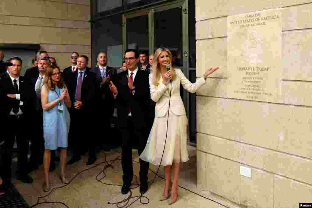 美国总统特朗普的女儿伊万卡与美国财长姆努钦出席美国驻耶路撒冷大使馆的开馆仪式（2018年5月14日）。特朗普通过视频发表祝贺讲话说，将美国大使馆移往耶路撒冷的过程&ldquo;经历了漫长的时间......耶路撒冷是以色列的首都。&rdquo;这位美国领导人还表示，美国&ldquo;仍然致力于实现以色列与巴勒斯坦人之间的持久和平&rdquo;。 &nbsp;